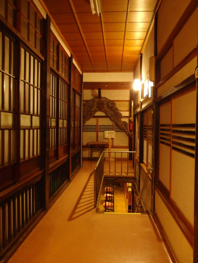 10月中旬初秋の瀬見温泉山形県最古の旅館建築喜至楼飴色に輝く歴史の刻まれた廊下