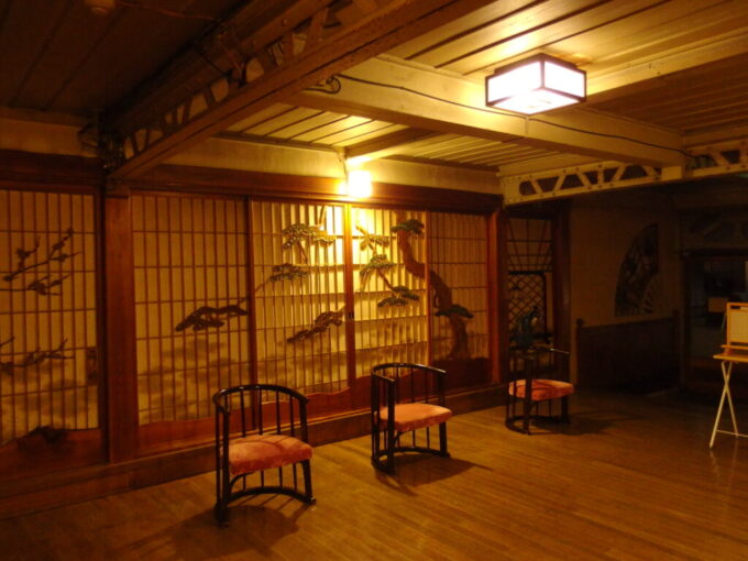10月中旬初秋の瀬見温泉山形県最古の旅館建築喜至楼松の彫刻が見事な障子と飴色の空間