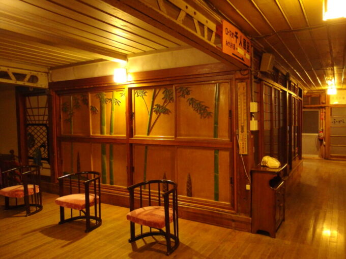 10月中旬初秋の瀬見温泉山形県最古の旅館建築喜至楼温もりある夜のロビーを味わいローマ式千人風呂へ