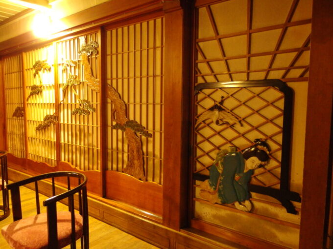 10月中旬初秋の瀬見温泉山形県最古の旅館建築喜至楼ありがとうございましたと客を見送る女将の彫刻