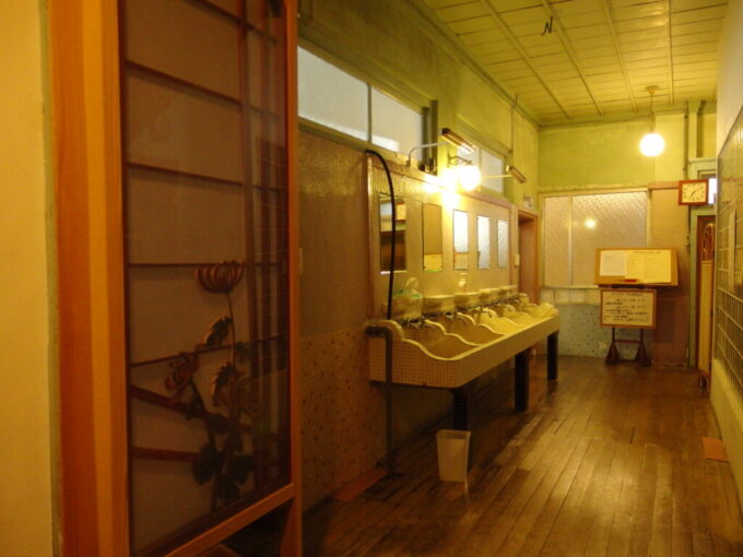 10月中旬初秋の瀬見温泉山形県最古の旅館建築喜至楼磨かれた廊下や緻密なタイルがうつくしい洗面所