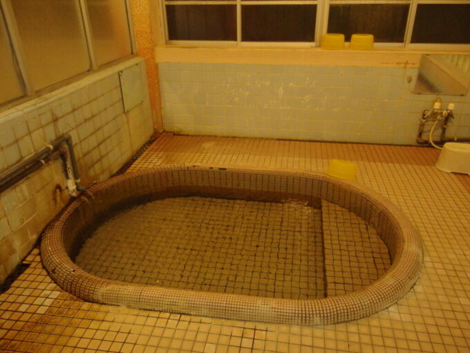 10月中旬初秋の瀬見温泉山形県最古の旅館建築喜至楼あたたまり湯の小判型の浴槽