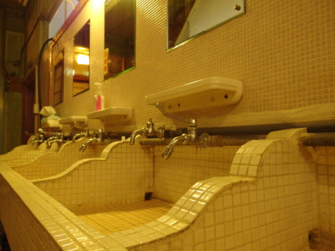 10月中旬初秋の瀬見温泉山形県最古の旅館建築喜至楼レトロな洗面所を彩る細かいタイル
