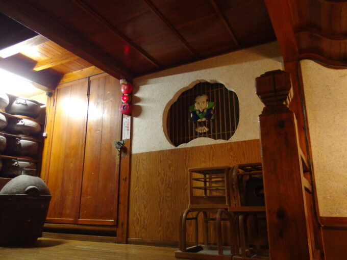 10月中旬初秋の瀬見温泉山形県最古の旅館建築喜至楼階段の踊り場に佇む福助さん