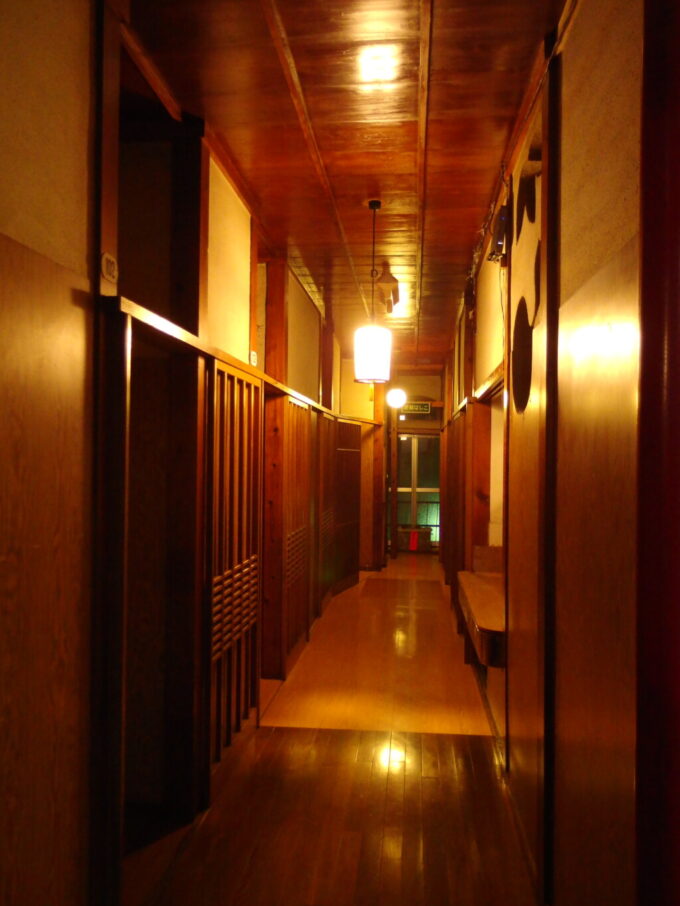10月中旬初秋の瀬見温泉山形県最古の旅館建築喜至楼飴色に輝く磨き抜かれた空間
