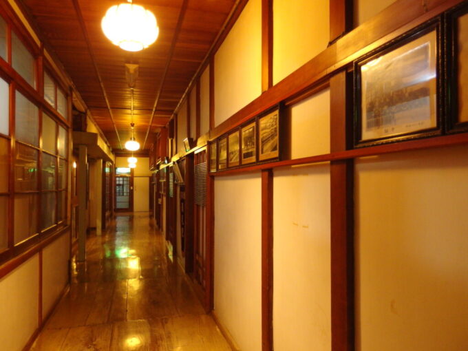 10月中旬初秋の瀬見温泉山形県最古の旅館建築喜至楼別館の雨色に染まる廊下