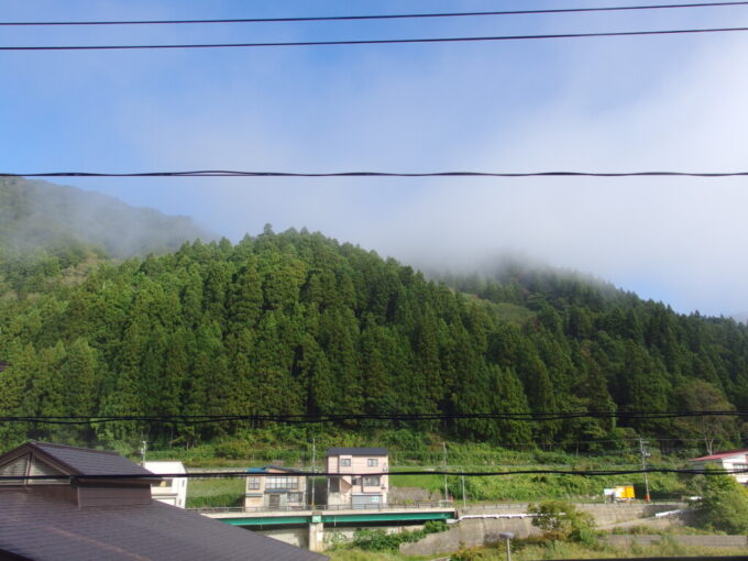 10月中旬初秋の瀬見温泉山形県最古の旅館建築喜至楼いつしか霧は晴れはじめ青空が覗く