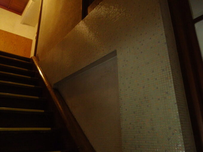 10月中旬初秋の瀬見温泉山形県最古の旅館建築喜至楼階段の壁にもびっしりと埋め込まれる豆タイル