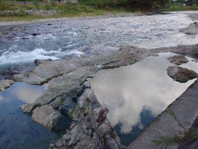 10月中旬初秋の瀬見温泉発祥の地ともいえる弁慶伝説の残る河原の薬研湯