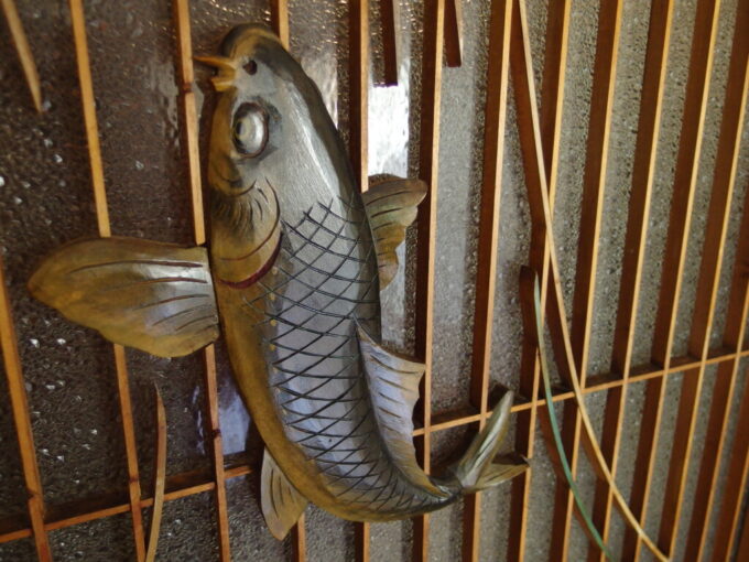 10月中旬初秋の瀬見温泉山形県最古の旅館建築喜至楼黒く艶めく真鯉の彫刻