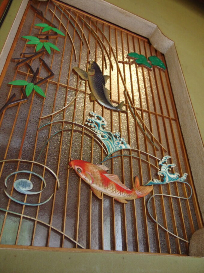 10月中旬初秋の瀬見温泉山形県最古の旅館建築喜至楼本館101号室建具とは思えぬ美しさの鯉の滝登りの彫刻