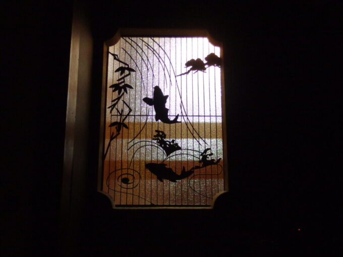 10月中旬初秋の瀬見温泉山形県最古の旅館建築喜至楼本館101号室廊下の灯りでシルエットとして浮かび上がる鯉の滝登りの彫刻