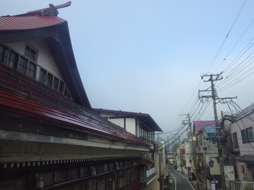 10月中旬初秋の瀬見温泉山形県最古の旅館建築喜至楼で迎える霧の朝