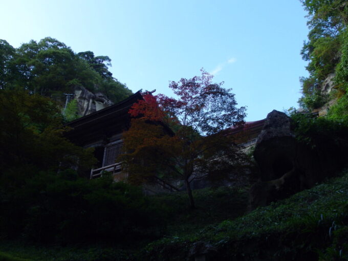 10月中旬初秋の山寺秋晴れの空、色づきはじめの紅葉と渋い仁王門