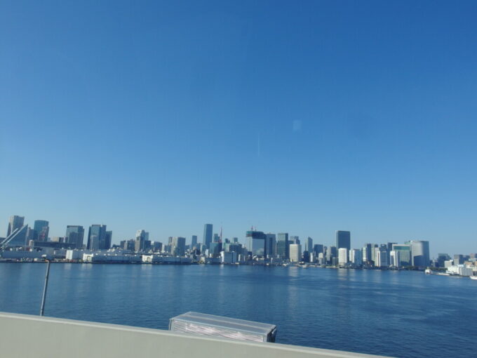 11月上旬日東交通高速バスアクシー号車窓に広がる東京の湾岸風景