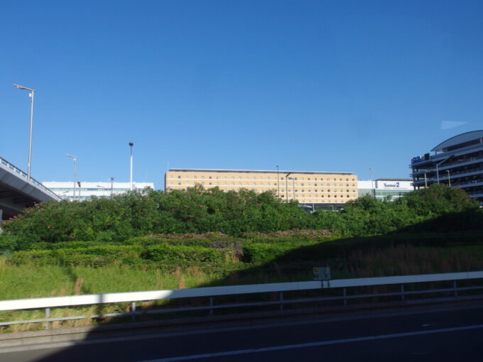 11月上旬日東交通高速バスアクシー号車窓から見送る羽田空港第2ターミナル