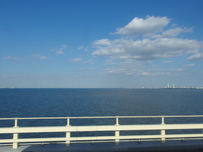 11月上旬日東交通高速バスアクシー号から望む木更津の海苔の養殖場