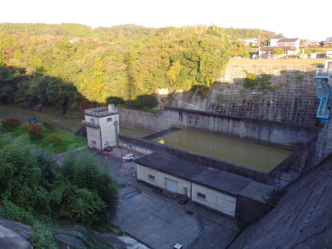 11月上旬奥房総亀山湖千葉県最初かつ最大の多目的ダム亀山ダム