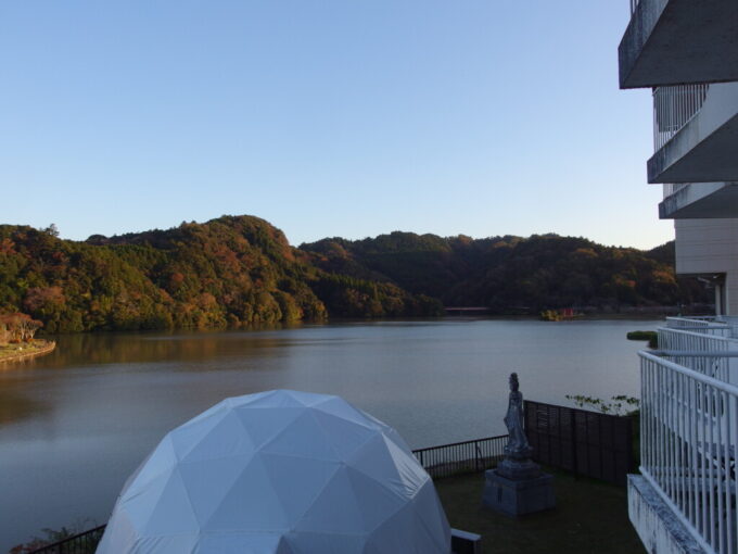 11月上旬奥房総亀山湖畔に建つ亀山温泉ホテル客室ベランダから望む穏やかな夕刻の亀山湖