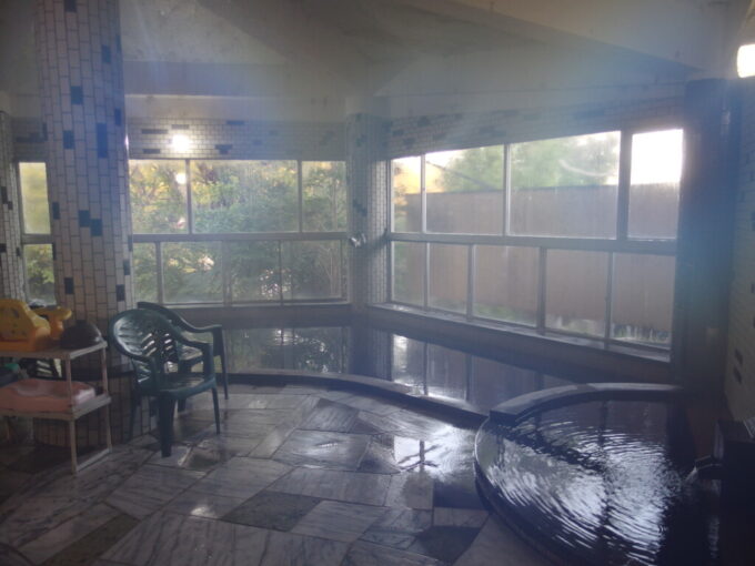 11月上旬奥房総亀山湖畔に建つ亀山温泉ホテル自噴する天然温泉を使用した黒湯の冷温浴を楽しめる大浴場