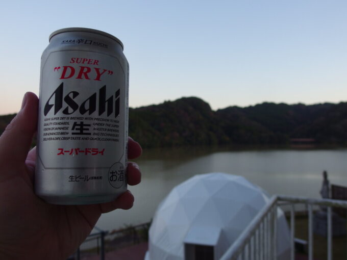 11月上旬奥房総亀山湖畔に建つ亀山温泉ホテル湯上りに湖畔の風を感じつつ味わうビール