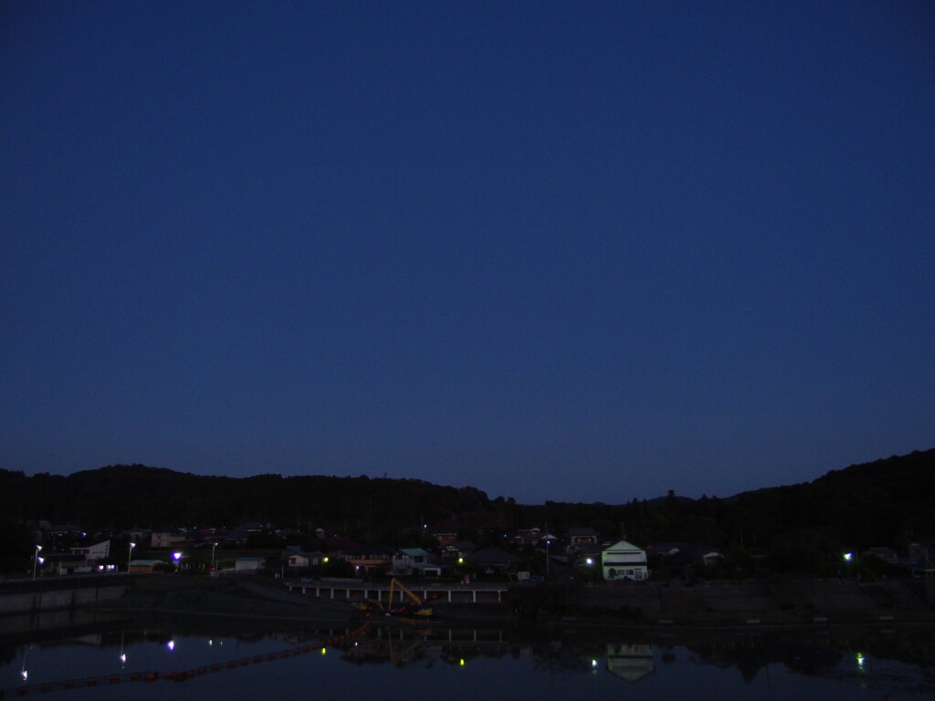 11月上旬奥房総亀山湖畔に建つ亀山温泉ホテルから望む夕暮れの亀山湖