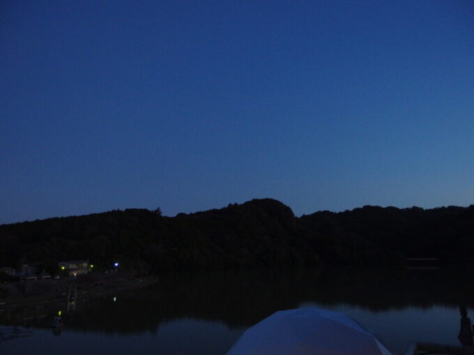 11月上旬奥房総亀山湖畔に建つ亀山温泉ホテルベランダから望む夕暮れに包まれる静かな亀山湖