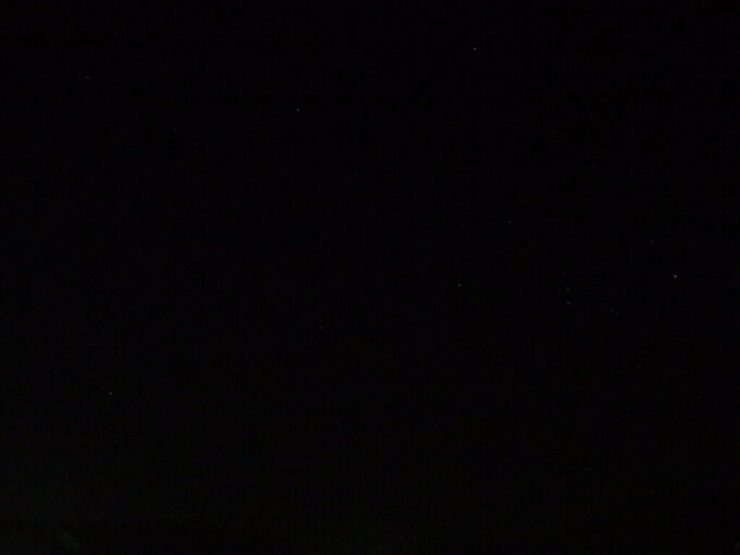 11月上旬奥房総亀山湖畔に建つ亀山温泉ホテルベランダから見上げる満天の星空