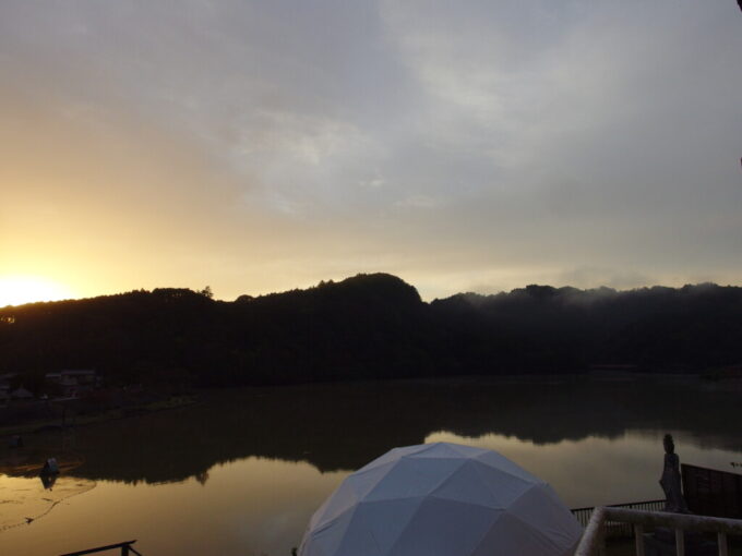 11月上旬奥房総亀山湖畔に建つ亀山温泉ホテル客室ベランダから望む亀山湖の幻想的な日の出
