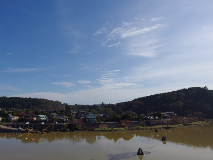 11月上旬奥房総亀山湖畔に建つ亀山温泉ホテル客室から望む秋晴れの空と亀山湖