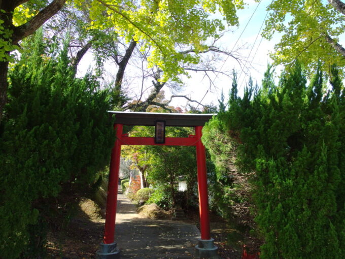 11月上旬奥房総亀山湖亀山温泉ホテル近くに鎮座する熊野神社の小さな赤鳥居