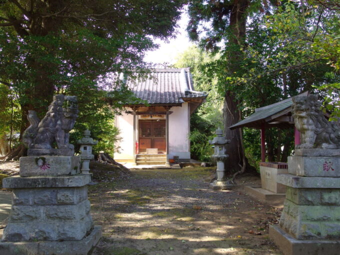 11月上旬奥房総亀山湖熊野神社の小さなお社にお参り