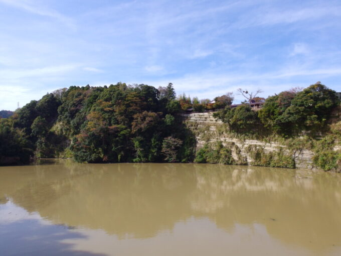 11月上旬奥房総亀山湖豊田大橋から望む見事な地層断面
