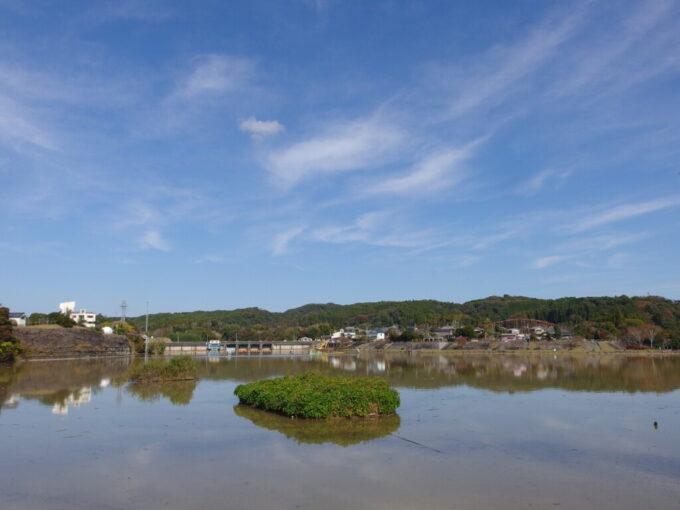 11月上旬奥房総亀山湖畔に建つ東屋から望む千葉県最大の人造湖亀山湖