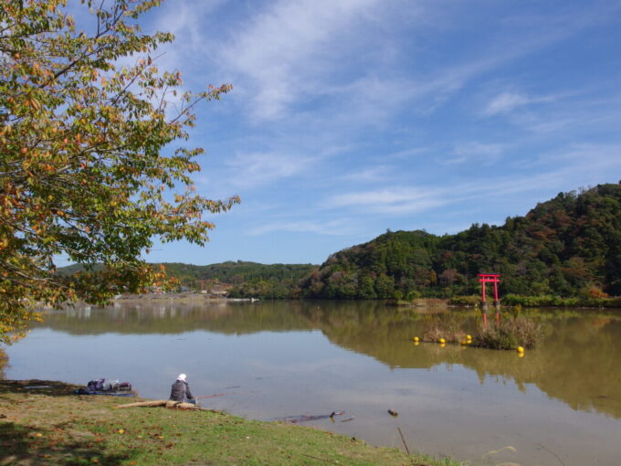 11月上旬奥房総亀山湖秋晴れと水上の赤鳥居、釣り人の長閑な光景