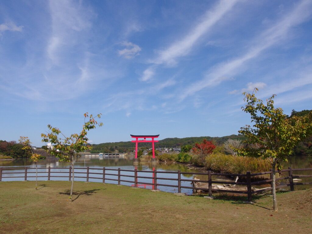 11月上旬奥房総亀山湖水天宮公園から望む赤鳥居と秋の空