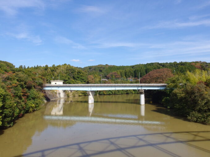 11月上旬奥房総亀山湖川俣大橋から望む小櫃川上流方向