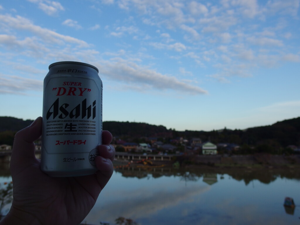 11月上旬奥房総亀山湖畔に建つ亀山温泉ホテルベランダに出て味わう湯上りのビール