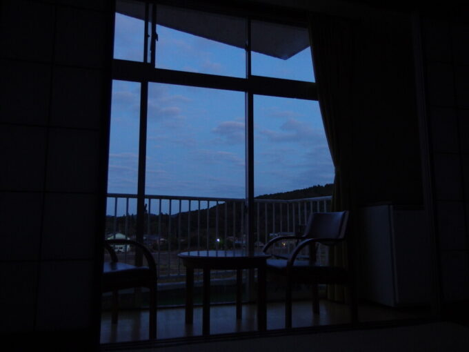11月上旬奥房総亀山湖畔に建つ亀山温泉ホテル電気も点けず暗い室内から眺める湖畔の夕暮れ