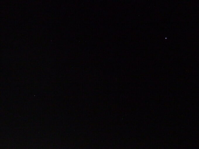 11月上旬奥房総亀山湖畔に建つ亀山温泉ホテル庭から見上げる漆黒の夜空に輝くいくつもの星