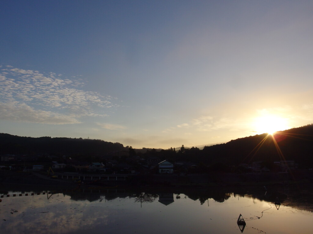 11月上旬奥房総亀山湖畔に建つ亀山温泉ホテルベランダから眺める輝く朝日