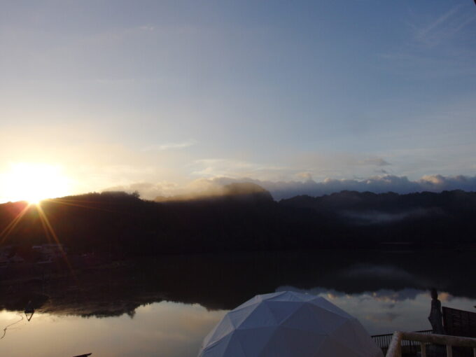 11月上旬奥房総亀山湖畔に建つ亀山温泉ホテル日の出の亀山湖を彩る幻想的な朝靄