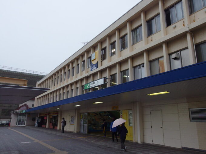 11月上旬雨の木更津駅西口