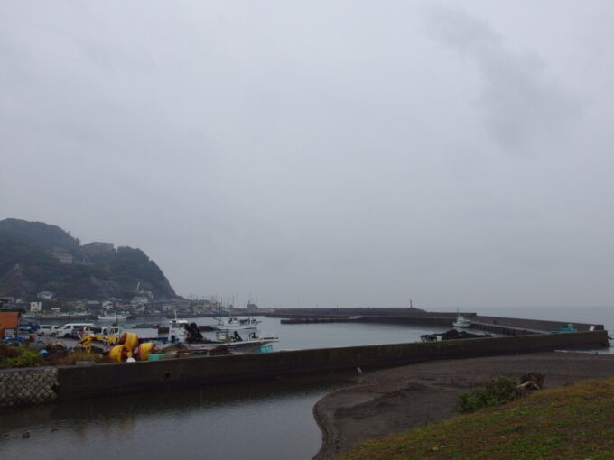 11月上旬雨に煙る金谷漁港