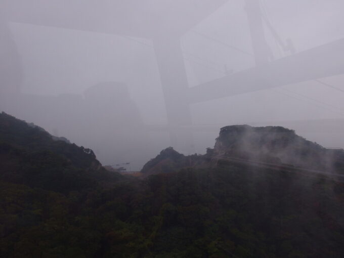 11月上旬雨の鋸山ロープウェー雨降る空との境界すら滲んでしまう灰色の東京湾