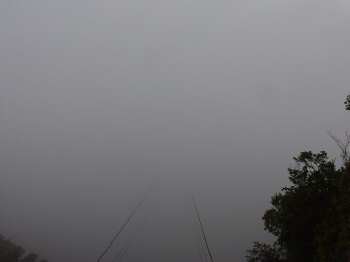 11月上旬雨の鋸山ロープウェー山頂駅は真っ白な霧の中