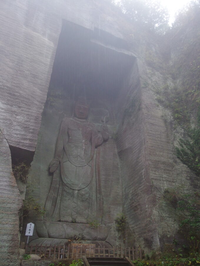 11月上旬雨の鋸山日本寺雨に煙る百尺観音