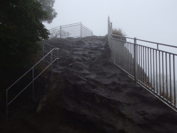 11月上旬雨の鋸山日本寺雨の中地獄のぞきに登る