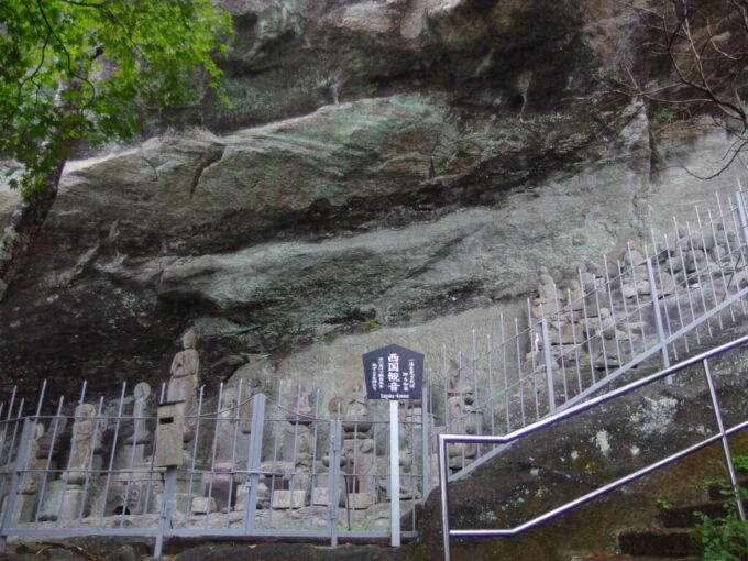 11月上旬雨の鋸山日本寺ロープウェーからの下山ルート羅漢エリアに佇む西国観音