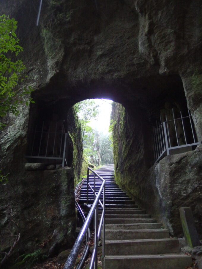 11月上旬雨の鋸山日本寺ロープウェーからの下山ルート分厚い岩を穿つ二天門通天閣